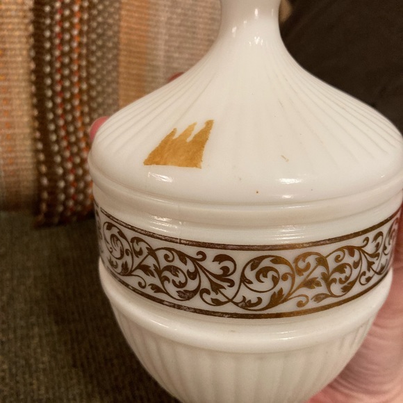 Avon White Milk Glass Vintage Lidded Candle or Powder Jar Container - Picture 4 of 12